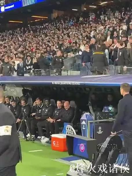 阿隆索主动到教练席拥抱瓜迪奥拉 阿隆索主动到教练席拥抱瓜迪奥拉